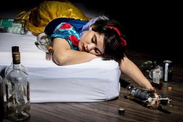 Branca de Neve tem problemas com o alcoolismo