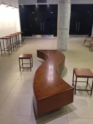 Saguão com móveis de Ruy Ohtake