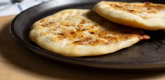 Pão de aveia feito na frigideira e fica pronto em 3 passos