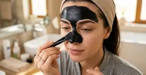 Aplique no nariz e espere quinze minutos. Vai remover os cravos como um aspirador de pó