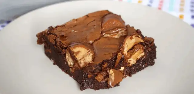 Três chocolates, zero erro: o brownie dos sonhos para fazer agora mesmo