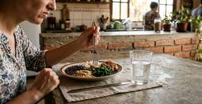 Pessoas que não suportam ouvir barulho de mastigação têm este perfil, segundo a psicologia