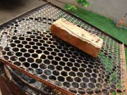 Tijolo é um dos melhores limpadores de grelha; basta colocar uma gotinha de detergente com um pouco d'água e usá-lo como se fosse uma bucha