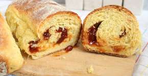 Pão de milho fofinho e fácil de fazer recheado com goiabada
