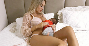 De lingerie e maquiada, ex-BBB tira foto amamentando filho