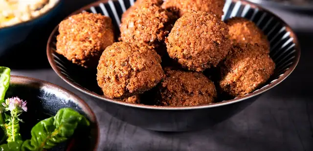 Falafel caseiro com ingredientes simples