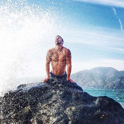 Os homens aparentam estar imitando algumas poses de mulheres nas fotografias (Imagem: Reprodução/BoredPanda)