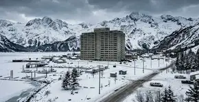 A cidade onde todos os moradores vivem sob o mesmo teto