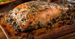 Salmão com crosta de ervas: a delícia do momento