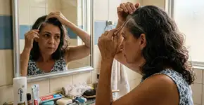 Arrancar um fio de cabelo branco aumenta a quantidade deles? Aqui está uma explicação fácil de entender