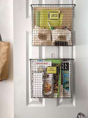 Adicione caixas de armazenamento nas portas para que o espaço não seja desperdiçado - Imagem: Better Homes Gardens - bhg.com