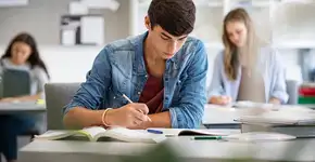 Ferramenta une IA e educação na preparação para o Enem