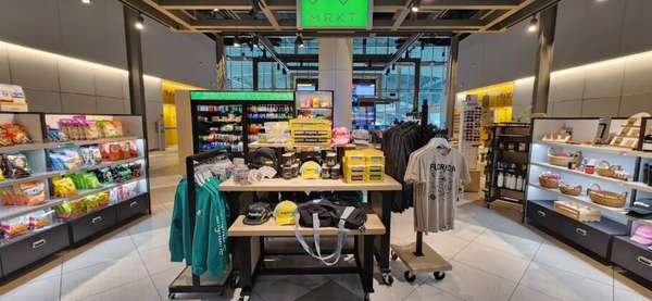 Já na área de embarque a estação tem loja com suvenires e um bar