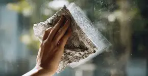 Como reaproveitar jornal velho para limpar vidros sem manchas