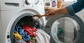 Colocar pedras de sal grosso na máquina de lavar: para que serve e por que virou moda?