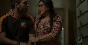 Sandro com a camisa do Divino, de Avenida Brasil, fez o público vibrar