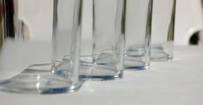 Virado para baixo ou para cima? Qual é a maneira certa de secar os copos