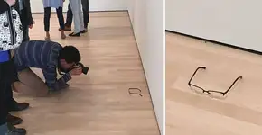 Jovem deixa óculos em chão de museu e visitantes pensam que é obra de arte
