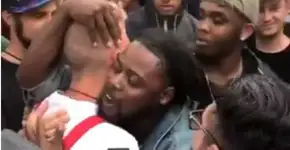 ‘Por que você me odeia?’, questiona negro ao abraçar neonazista