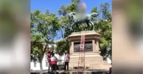 Pelado, homem sobe em estatua no Rio de Janeiro e exige: Vacina já!