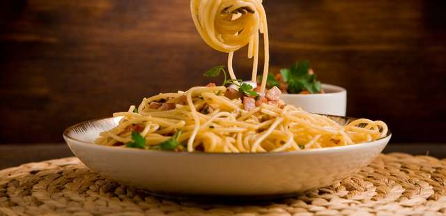 Aprenda a fazer um macarrão à carbonara perfeito