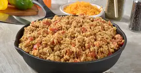Esse arroz de linguiça com legumes é a prova de que dá pra comer bem sem complicar
