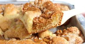 Cuca de banana e doce de leite com casquinha crocante