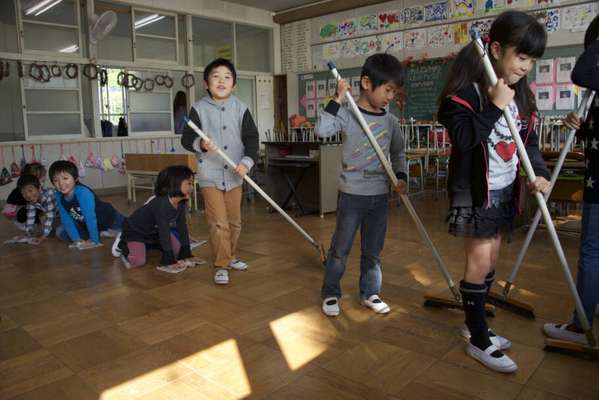 Nos colégios do país, não existem refeitórios e os alunos comem na própria sala de aula (Foto: Marcelo Hide / Fotos Públicas)