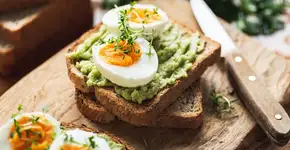 Torrada de abacate com ovo para um café da manhã de nutrientes