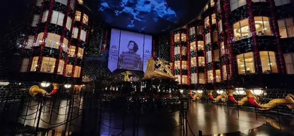 A experiência interativa começa na fila que leva ao brinquedo