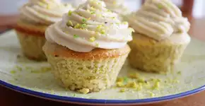 Cupcake de mousse de limão e pistache vegano é 3 x 1 das delícias