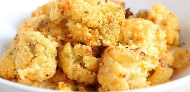 Couve-flor assada ao parmesão: o jeito mais gostoso de comer esse vegetal