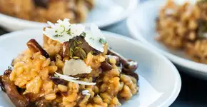 Não precisa ser chef para fazer este risoto de funghi com vinho branco incrível!