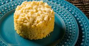 Faça um cuscuz de milho com coco para o café da manhã