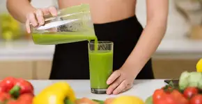 Duas receitas de sucos detox especiais para te ajudar a aliviar ressaca