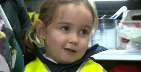 Com 4 anos, essa pequena ligou para o 999 e salvou a vida da mãe