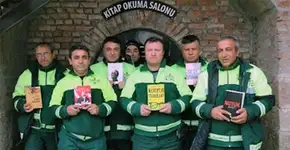 Coletores turcos montam biblioteca com livros encontrados no lixo