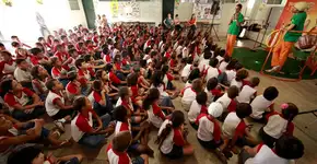 Programa une reciclagem e ensino de música em escolas municipais