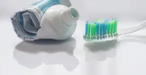 Reciclados, tubos de pasta de dente viram de óculos a móveis