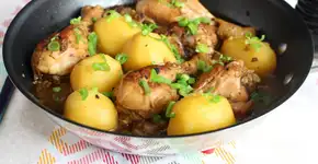 Frango com batata na frigideira para um almoço completo