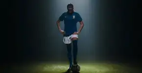 Jogadora de futebol dribla estigma com bola de cabeça de boneca