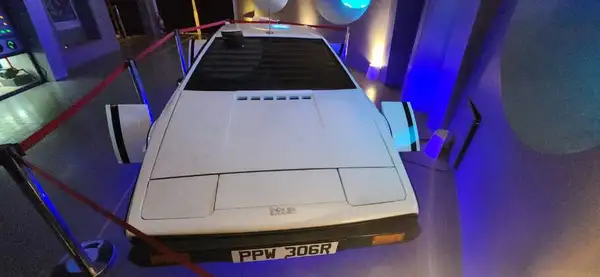 Movie Cars reúne acervo de mais de 50 carros, entre originbais e réplicas