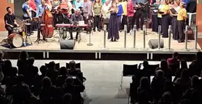 Coro da Cidade de Santo André se apresenta no teatro do Sesc, trazendo ao palco uma homenagem à Música Popular Brasileira