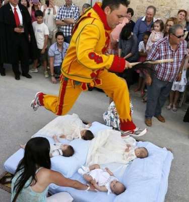 Festival 'El Colacho' celebra festa católica de Corpus Christi em Castrillo de Murcia, na Espanha