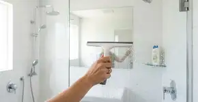 Nas casas mais limpas dos Estados Unidos o box do banheiro não tem lodo porque usam rodo de silicone para secar o vidro todo dia