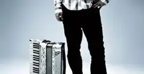 Parceiro de Vanessa da Mata e Arnaldo Antunes, Marcelo Jeneci envereda na carreira solo este ano. Confira a entrevista que o músico deu para o Catraca Livre