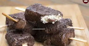 Picolé de Ovomaltine recheado com brigadeiro e bolacha