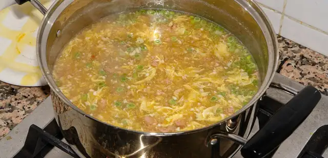 Caldo de ovo: simples, saboroso e perfeito para aquecer!