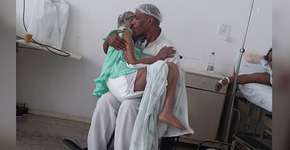 Maqueiro pega senhora no colo que estava sentindo fortes dores e canta para acalmá-la