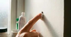 Usei pasta de dente para tapar buracos de prego e percebi algo importante após secar